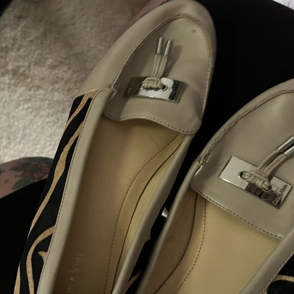 Elegant Cream Loafers with Tassel Details - Picture 3 of 4